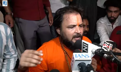 पप्पू यादव के भगवा वस्त्र विवाद पर संतों का विरोध तेज, रंजीत रंजन के आवास के बाहर प्रदर्शन पप्पू यादव के भगवा वस्त्र विवाद पर संतों का विरोध तेज, रंजीत रंजन के आवास के बाहर प्रदर्शन