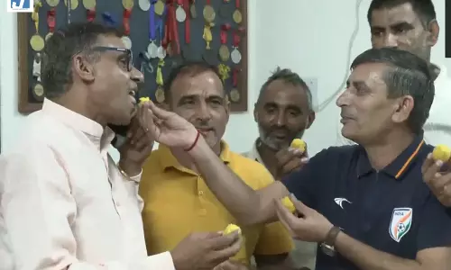 कॉमनवेल्थ गेम्स में साक्षी चौधरी ने जीता गोल्ड, भिवानी में परिवार ने मनाया जश्न कॉमनवेल्थ गेम्स में साक्षी चौधरी ने जीता गोल्ड, भिवानी में परिवार ने मनाया जश्न