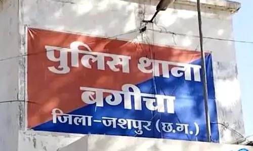 17 वर्षीय किशोरी का पेड़ से लटका मिला शव, दुष्कर्म की आशंका 17 वर्षीय किशोरी का पेड़ से लटका मिला शव, दुष्कर्म की आशंका