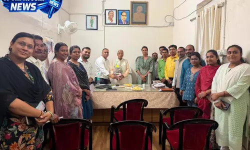 श्रमायुक्त कार्यालय पहुंचे डॉ. सिंह श्रमायुक्त कार्यालय पहुंचे डॉ. सिंह