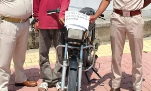 जम्मू : सांबा पुलिस की बड़ी कार्रवाई; आरोपी गिरफ्तार, बाइक बरामद जम्मू : सांबा पुलिस की बड़ी कार्रवाई; आरोपी गिरफ्तार, बाइक बरामद