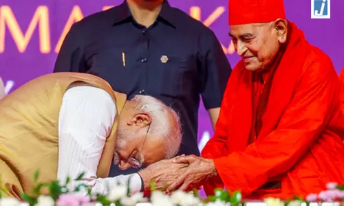 पीएम मोदी ने जारी किए वाल्मीकि रामायण और वेदांत भिक्षुओं की कहानियों के कन्नड़ अनुवाद पीएम मोदी ने जारी किए वाल्मीकि रामायण और वेदांत भिक्षुओं की कहानियों के कन्नड़ अनुवाद