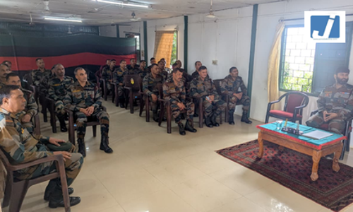 असम राइफल्स ने मणिपुर में मजबूत किए सिविल-मिलिट्री संबंध, युवाओं और जरूरतमंदों की मदद असम राइफल्स ने मणिपुर में मजबूत किए सिविल-मिलिट्री संबंध, युवाओं और जरूरतमंदों की मदद