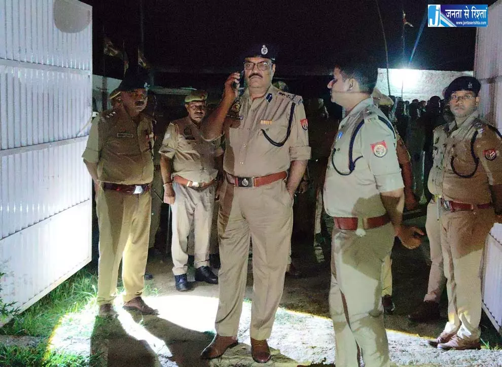 घर से 4 लाशें बरामद, पति-पत्नी और बेटी-बेटा के रूप में हुई शिनाख्त घर से 4 लाशें बरामद, पति-पत्नी और बेटी-बेटा के रूप में हुई शिनाख्त