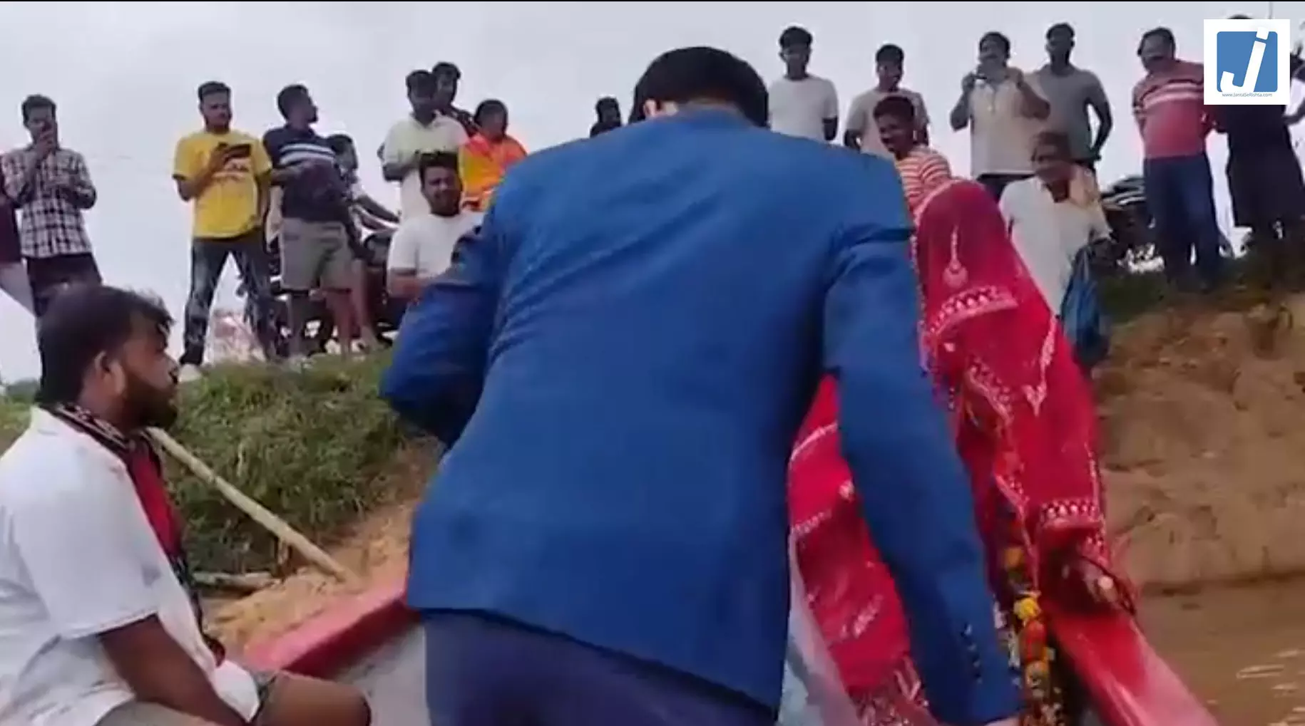 बाढ़ के बीच हुई अनोखी विदाई...पानी का कहर भी न रोक सका शादी बाढ़ के बीच हुई अनोखी विदाई...पानी का कहर भी न रोक सका शादी