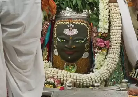 श्रावण कृष्ण पक्ष तृतीया पर बाबा महाकाल की भव्य भस्म आरती, भांग से किया गया शृंगार श्रावण कृष्ण पक्ष तृतीया पर बाबा महाकाल की भव्य भस्म आरती, भांग से किया गया शृंगार