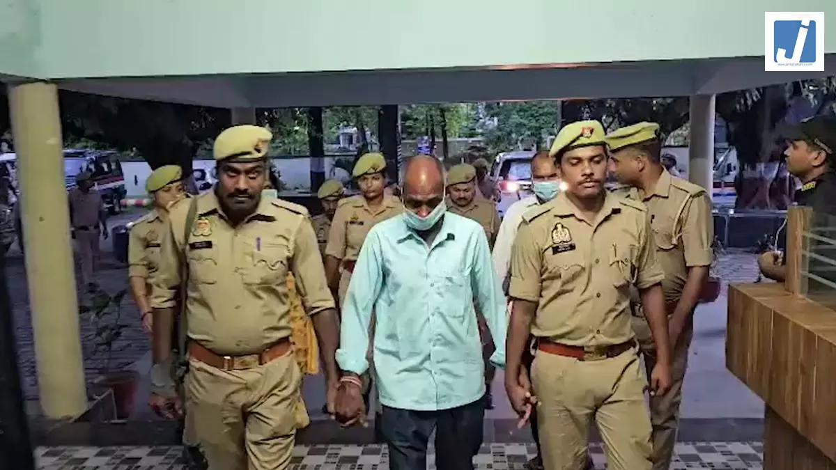 आंखों में मिर्च पाउडर, फिर फावड़े के डंडे से वार...संपत्ति के लालच में बहू ने ली ससुर की जान आंखों में मिर्च पाउडर, फिर फावड़े के डंडे से वार...संपत्ति के लालच में बहू ने ली ससुर की जान