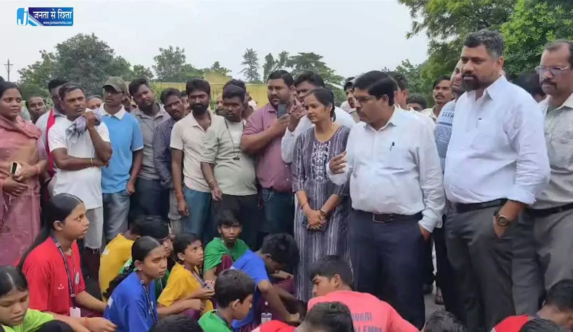 प्राचार्य से परेशान बच्चे सड़क में बैठे, अभद्र व्यवहार करने का आरोप प्राचार्य से परेशान बच्चे सड़क में बैठे, अभद्र व्यवहार करने का आरोप