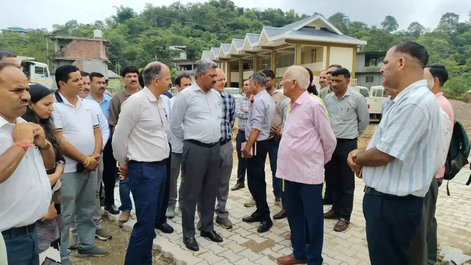 Hamirpur: बस स्टैंड निर्माण कार्य का विधायक सुरेश कुमार ने लिया जायजा Hamirpur: बस स्टैंड निर्माण कार्य का विधायक सुरेश कुमार ने लिया जायजा