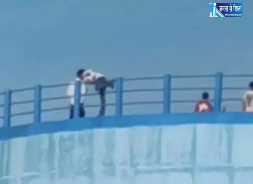 70 फीट ऊंची पानी टंकी में जानलेवा फोटोशूट 70 फीट ऊंची पानी टंकी में जानलेवा फोटोशूट