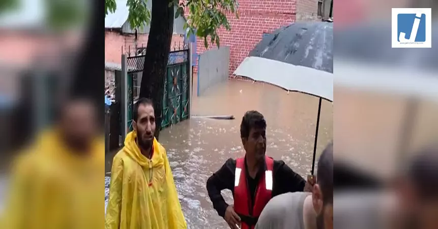 Jammu and Kashmir: जम्मू-कश्मीर में लगातार बारिश से हालात बिगड़े Jammu and Kashmir: जम्मू-कश्मीर में लगातार बारिश से हालात बिगड़े
