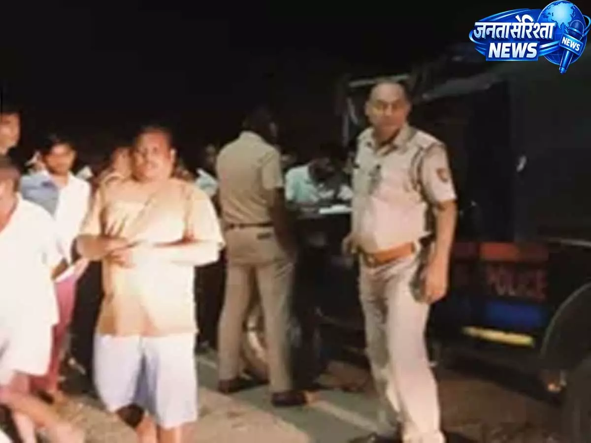 प्रतिमाओं से छेड़छाड़ के बाद वाराणसी में आक्रोश, गांव में शांति व्यवस्था के लिए पुलिस तैनात प्रतिमाओं से छेड़छाड़ के बाद वाराणसी में आक्रोश, गांव में शांति व्यवस्था के लिए पुलिस तैनात