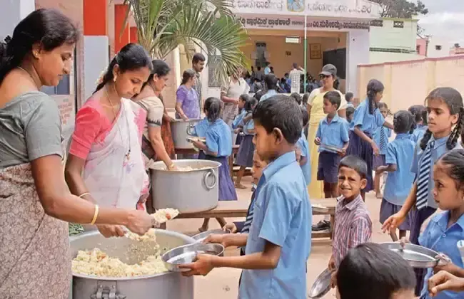 Cooch Behar: बच्चों के पोषण के लिए मिड-डे मील में मछली शामिल करने की तैयारी Cooch Behar: बच्चों के पोषण के लिए मिड-डे मील में मछली शामिल करने की तैयारी