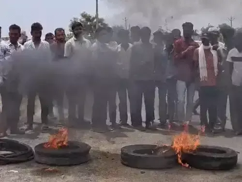 Jalore: प्रदर्शनकारियों ने सड़क रोकी, प्रशासन के खिलाफ नारेबाजी Jalore: प्रदर्शनकारियों ने सड़क रोकी, प्रशासन के खिलाफ नारेबाजी