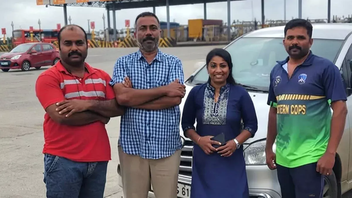बिना सोए तीन रातें, 3,000 किलोमीटर का सफ़र; ‘अलंगड स्क्वाड’ लड़की को घर ले आया बिना सोए तीन रातें, 3,000 किलोमीटर का सफ़र; ‘अलंगड स्क्वाड’ लड़की को घर ले आया