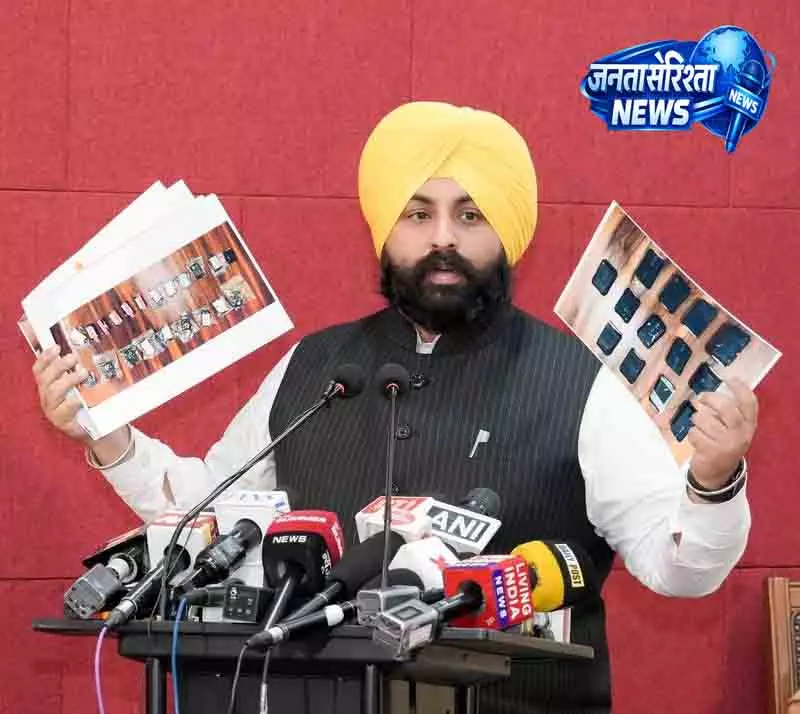 फरीदकोट परीक्षा में Haryana नकल गिरोह का भंडाफोड़ फरीदकोट परीक्षा में Haryana नकल गिरोह का भंडाफोड़