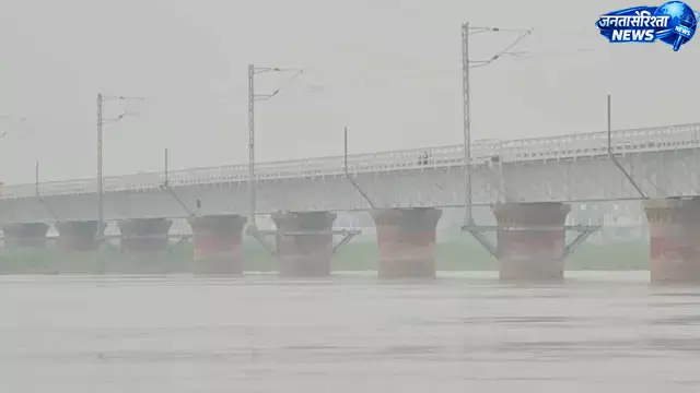 गंगा के जलस्तर में बढ़ोतरी, नरौरा बैराज पर खतरे के निशान के करीब पहुंचा पानी गंगा के जलस्तर में बढ़ोतरी, नरौरा बैराज पर खतरे के निशान के करीब पहुंचा पानी