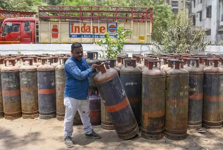 कमर्शियल एलपीजी सिलेंडर की कीमत में 200 रुपए से अधिक की कमी, लोगों ने सरकार को कहा धन्यवाद कमर्शियल एलपीजी सिलेंडर की कीमत में 200 रुपए से अधिक की कमी, लोगों ने सरकार को कहा धन्यवाद