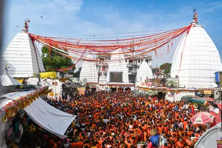श्रावणी मेले पर देवघर के बाबा बैद्यनाथ मंदिर में उमड़ी श्रद्धालुओं की भारी भीड़ श्रावणी मेले पर देवघर के बाबा बैद्यनाथ मंदिर में उमड़ी श्रद्धालुओं की भारी भीड़