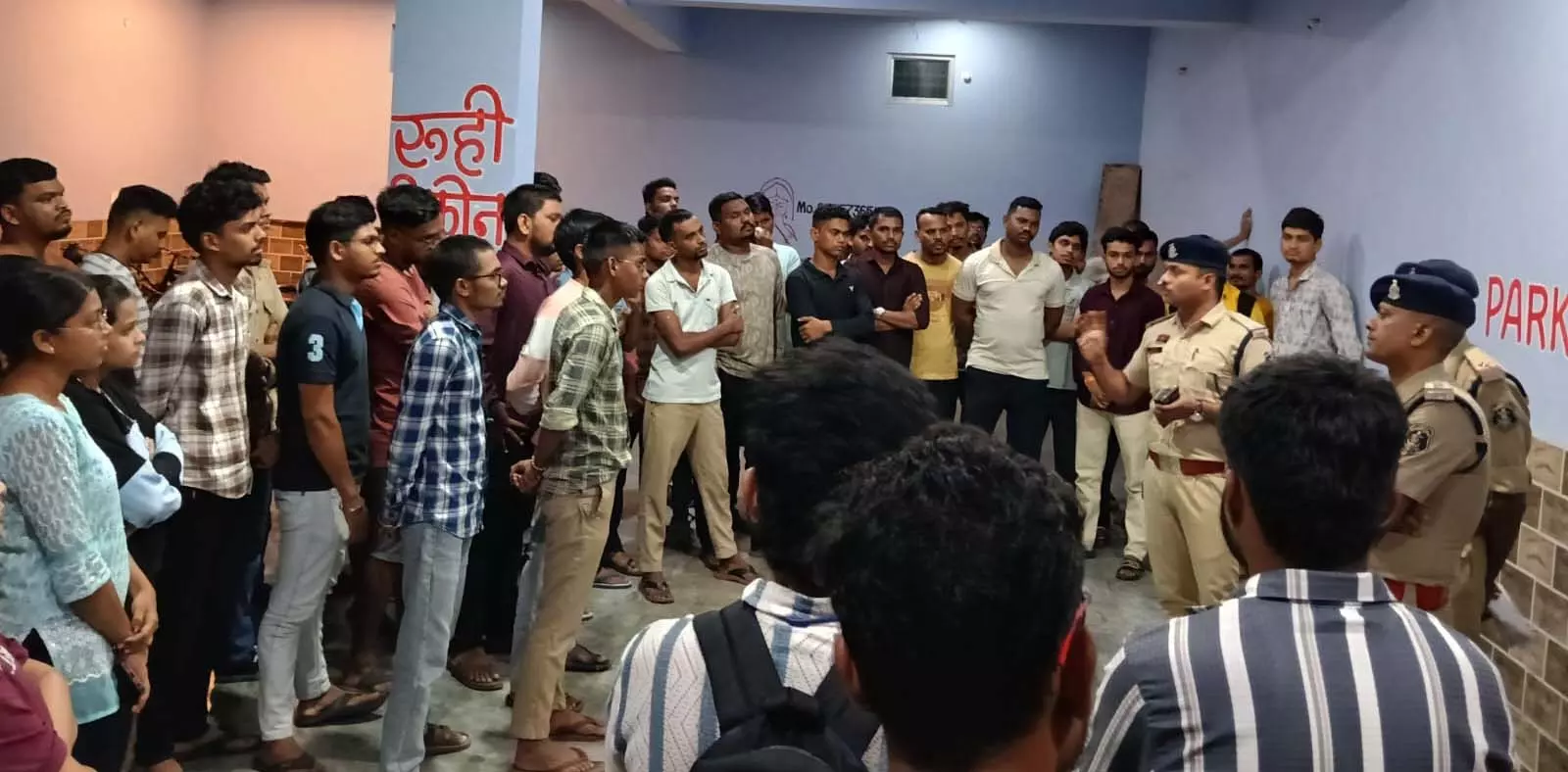 रायपुर : जनसुरक्षा और जनजागरूकता को लेकर कमिश्नरेट पुलिस की व्यापक पहल रायपुर : जनसुरक्षा और जनजागरूकता को लेकर कमिश्नरेट पुलिस की व्यापक पहल