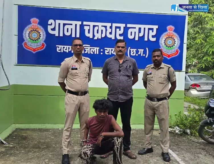 किशोरी को बहला-फुसलाकर ले जाने वाला आरोपी गिरफ्तार, पुलिस की त्वरित कार्रवाई से परिजनों को मिली राहत किशोरी को बहला-फुसलाकर ले जाने वाला आरोपी गिरफ्तार, पुलिस की त्वरित कार्रवाई से परिजनों को मिली राहत