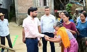 Manipur: चूड़ाचांदपुर के DC ने बाढ़ प्रभावित इलाकों का दौरा किया और राहत सामग्री बांटी Manipur: चूड़ाचांदपुर के DC ने बाढ़ प्रभावित इलाकों का दौरा किया और राहत सामग्री बांटी