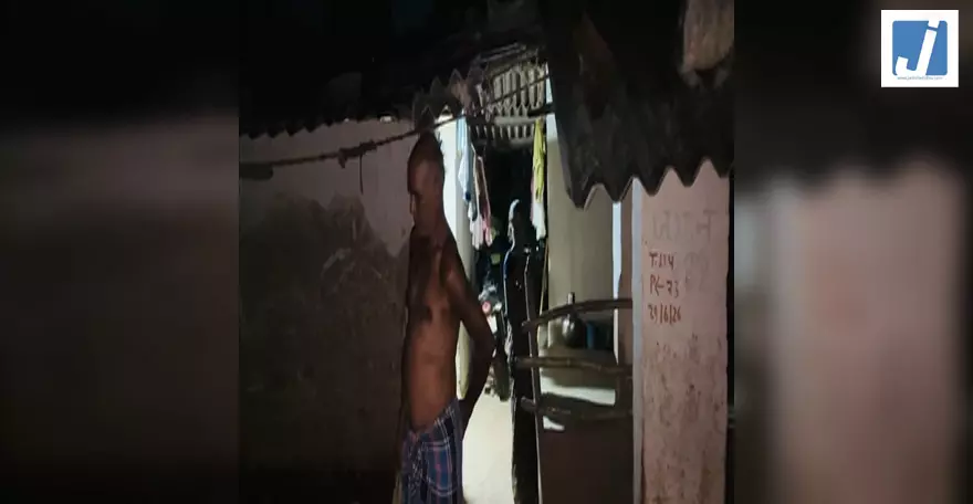 आतंकी हमले में मारे गए दीपक रात्रे के गांव में पसरा मातम, एक साल पहले रोजी-रोटी की तलाश में गया था जम्मू-कश्मीर आतंकी हमले में मारे गए दीपक रात्रे के गांव में पसरा मातम, एक साल पहले रोजी-रोटी की तलाश में गया था जम्मू-कश्मीर
