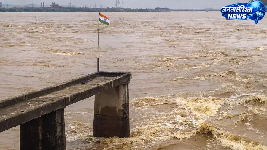 Odisha : बाढ़ का कहर, महानदी के निचले इलाकों के 10 जिले हाई अलर्ट पर Odisha : बाढ़ का कहर, महानदी के निचले इलाकों के 10 जिले हाई अलर्ट पर