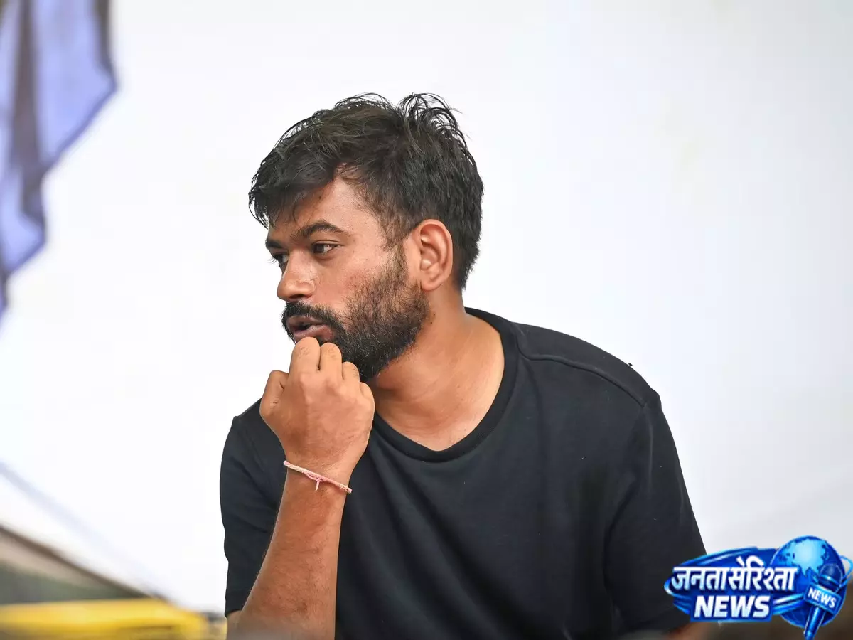 समर्थकों से मुलाकात के बीच बिगड़ी तबीयत समर्थकों से मुलाकात के बीच बिगड़ी तबीयत