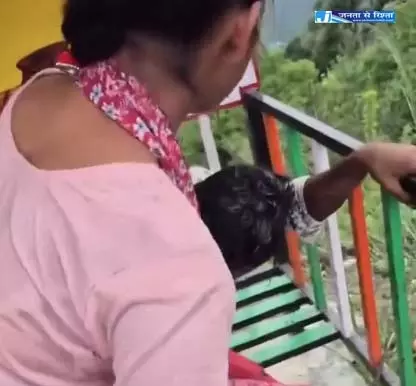 मनचलों पर लड़कियों ने किया काउंटर अटैक, मुंह पर कालिख पोती मनचलों पर लड़कियों ने किया काउंटर अटैक, मुंह पर कालिख पोती