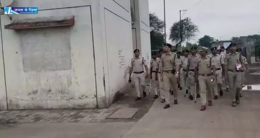 5 इलाकों में रायपुर पुलिस की रेड, 30 वारंट तामील 5 इलाकों में रायपुर पुलिस की रेड, 30 वारंट तामील