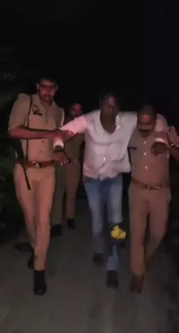 उत्तर प्रदेश: जौनपुर में पुलिस मुठभेड़ में अपराधी घायल, दो आरोपी गिरफ्तार उत्तर प्रदेश: जौनपुर में पुलिस मुठभेड़ में अपराधी घायल, दो आरोपी गिरफ्तार