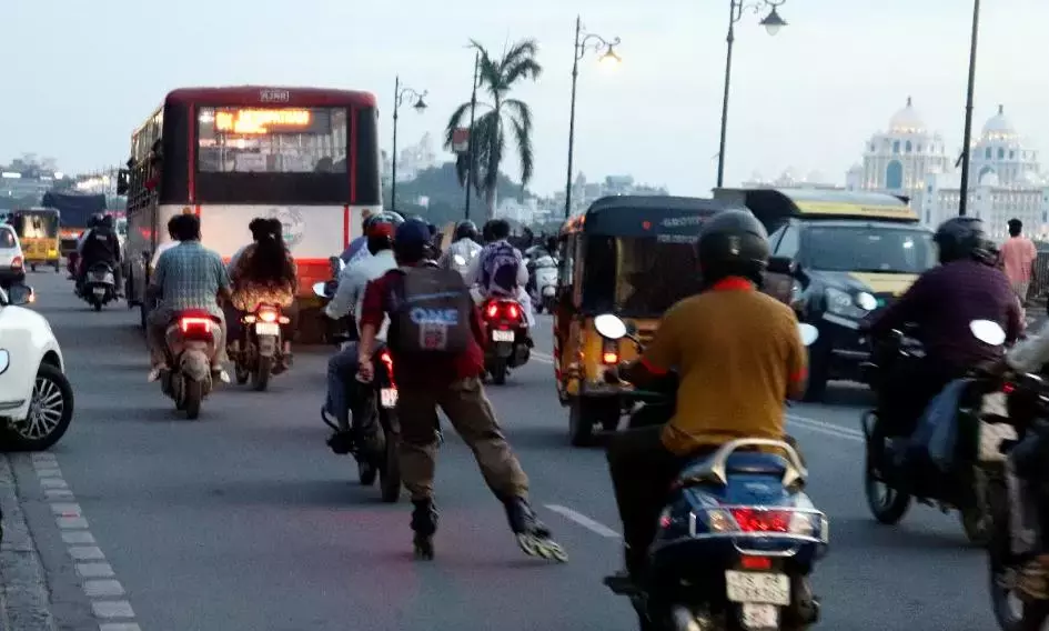 Telangana: साइबराबाद में आज दोपहर बारिश, तेज हवाएं चलने की संभावना के कारण येलो अलर्ट Telangana: साइबराबाद में आज दोपहर बारिश, तेज हवाएं चलने की संभावना के कारण येलो अलर्ट