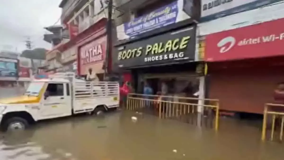नदियों का बढ़ता जलस्तर: रानी में बाढ़ के डर से सुरक्षित ठिकानों की ओर लोग नदियों का बढ़ता जलस्तर: रानी में बाढ़ के डर से सुरक्षित ठिकानों की ओर लोग