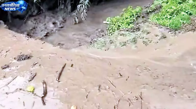 कुल्लू के शिलिंग नाले में बादल फटने से तबाही कुल्लू के शिलिंग नाले में बादल फटने से तबाही