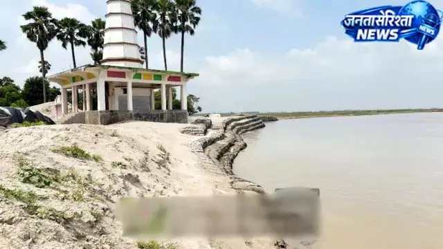 अधिकारियों ने लिया सीढ़ी घाट स्थल का जायजा अधिकारियों ने लिया सीढ़ी घाट स्थल का जायजा