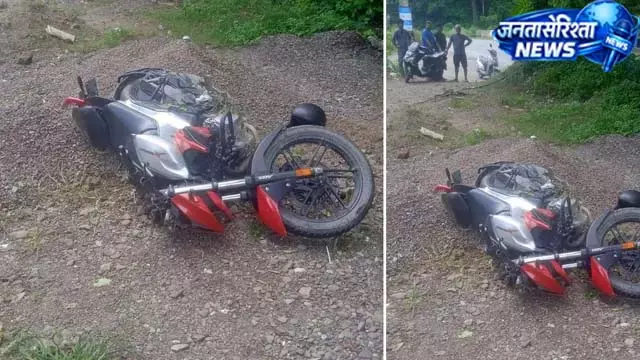 अस्पताल जाते समय बाइक सवार पिता-पुत्र हादसे का शिकार अस्पताल जाते समय बाइक सवार पिता-पुत्र हादसे का शिकार