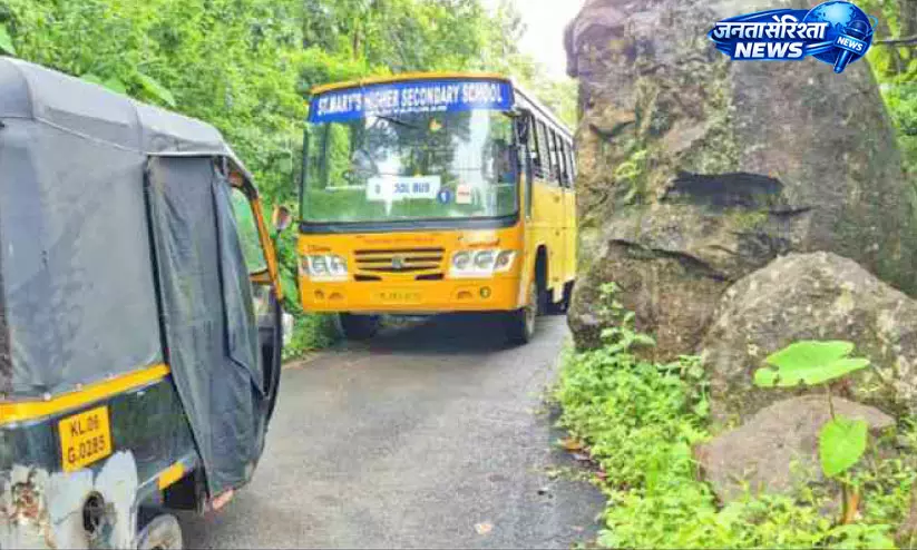आठ साल बाद भी सड़क पर पत्थर, मारियापुरम में हादसे का खतरा आठ साल बाद भी सड़क पर पत्थर, मारियापुरम में हादसे का खतरा