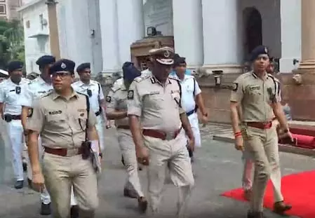 कोलकाता पुलिस में फेरबदल, अलग-अलग पुलिस स्टेशनों में 18 इंस्पेक्टरों का तबादला कोलकाता पुलिस में फेरबदल, अलग-अलग पुलिस स्टेशनों में 18 इंस्पेक्टरों का तबादला