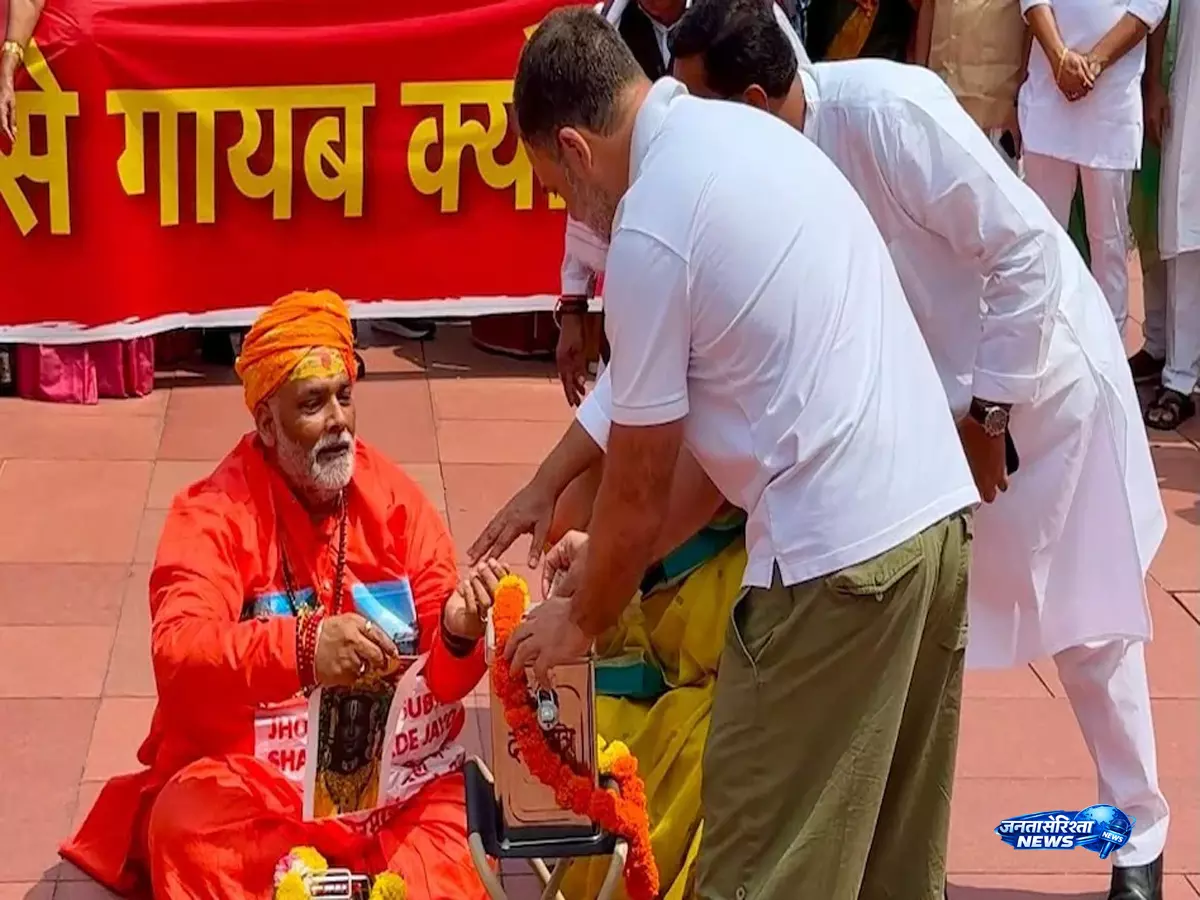 संसद परिसर में वेशभूषा को लेकर घिरे पप्पू यादव, हिंदू सेना ने उठाई आवाज संसद परिसर में वेशभूषा को लेकर घिरे पप्पू यादव, हिंदू सेना ने उठाई आवाज