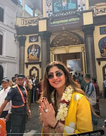 नेपाल पहुंचीं शिल्पा शेट्टी, पशुपतिनाथ मंदिर में किए दर्शन नेपाल पहुंचीं शिल्पा शेट्टी, पशुपतिनाथ मंदिर में किए दर्शन