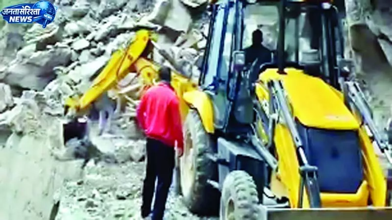 भू-स्खलन संभावित स्थानों पर तैनात है पीडब्ल्यूडी की मशीनरी भू-स्खलन संभावित स्थानों पर तैनात है पीडब्ल्यूडी की मशीनरी