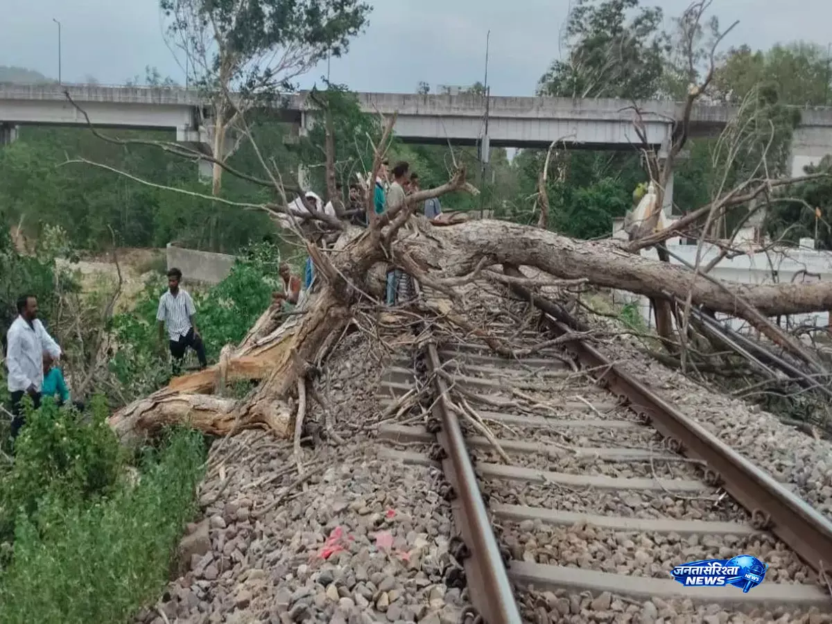 हरिद्वार में मौसम का असर, रेलवे ट्रैक बाधित होने से यात्रियों की बढ़ी परेशानी हरिद्वार में मौसम का असर, रेलवे ट्रैक बाधित होने से यात्रियों की बढ़ी परेशानी