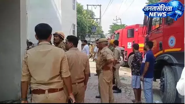 लखनऊ बिल्डिंग में लगी आग, शॉर्ट सर्किट से खजूर गोदाम धधका लखनऊ बिल्डिंग में लगी आग, शॉर्ट सर्किट से खजूर गोदाम धधका