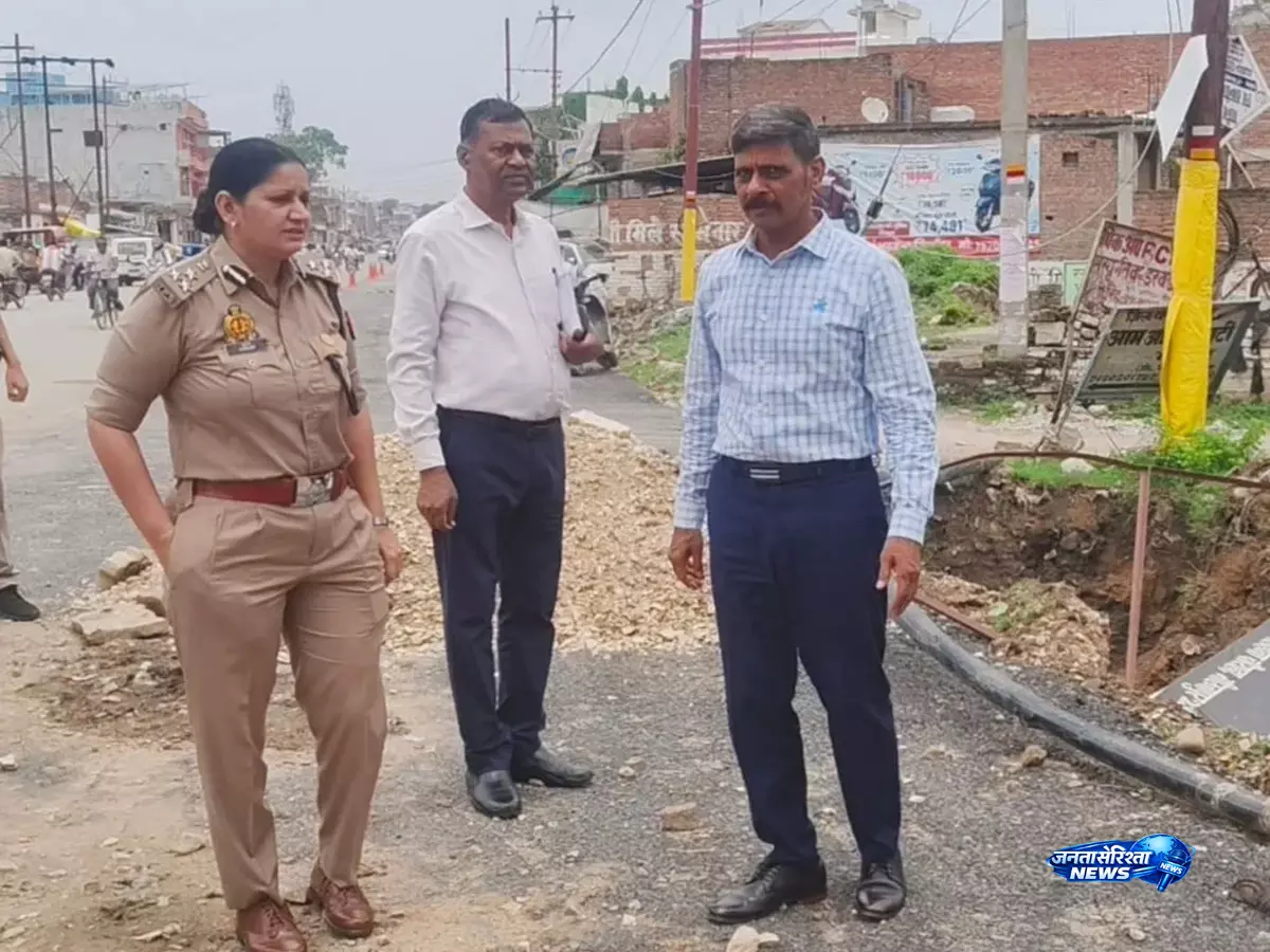 गड्ढों पर भड़के मंडलायुक्त, बोले- कांवड़ियों की सुरक्षा में नहीं चलेगी लापरवाही गड्ढों पर भड़के मंडलायुक्त, बोले- कांवड़ियों की सुरक्षा में नहीं चलेगी लापरवाही