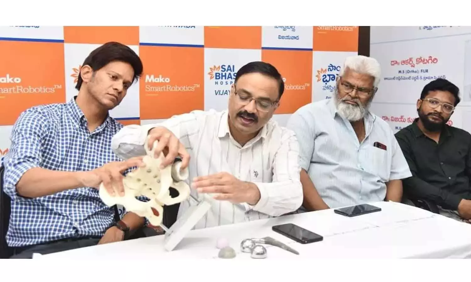 Andhra: शहर का पहला रोबोटिक हिप रिप्लेसमेंट किया गया Andhra: शहर का पहला रोबोटिक हिप रिप्लेसमेंट किया गया