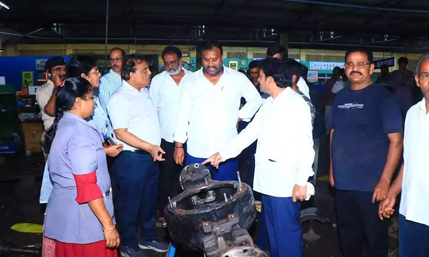 परिवहन मंत्री मंडीपल्ली रामप्रसाद रेड्डी ने लागत-कुशल APSRTC संचालन का आह्वान किया परिवहन मंत्री मंडीपल्ली रामप्रसाद रेड्डी ने लागत-कुशल APSRTC संचालन का आह्वान किया