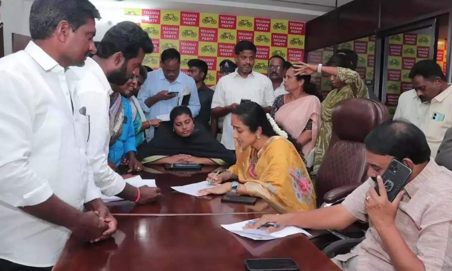विधायक पल्ले सिंधुरा रेड्डी ने PGRS के दौरान सभी को न्याय का आश्वासन दिया विधायक पल्ले सिंधुरा रेड्डी ने PGRS के दौरान सभी को न्याय का आश्वासन दिया