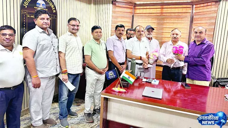 समस्याओं को लेकर आयुक्त से मिला प्रतिनिधिमंडल समस्याओं को लेकर आयुक्त से मिला प्रतिनिधिमंडल