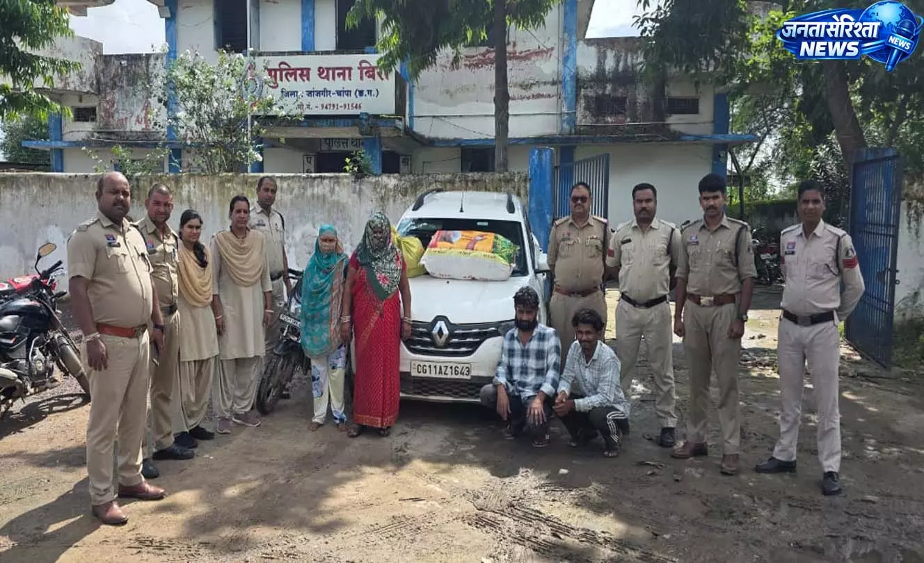 गांजा तस्करी का भंडाफोड़, 26.8 गांजा के साथ दो महिलाओं समेत चार गिरफ्तार गांजा तस्करी का भंडाफोड़, 26.8 गांजा के साथ दो महिलाओं समेत चार गिरफ्तार